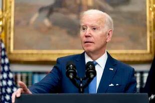 El presidente Joe Biden responde a una pregunta de un periodista tras hablar sobre la guerra en Ucrania en la Sala Roosevelt de la Casa Blanca, el jueves 28 de abril de 2022, en Washington.