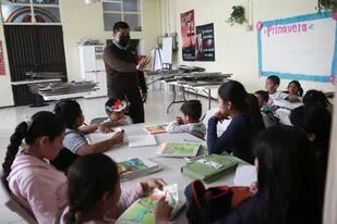 Samuel Jiménez dicta una clase a niños migrantes en el refugio Buen Samaritano de Ciudad Juárez (México) el 29 de marzo del 2022. (AP Photo/Christian Chávez)