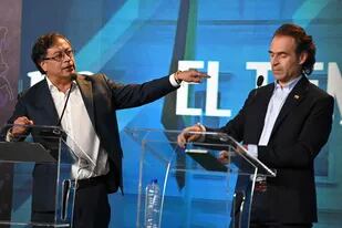 Los candidatos Gustavo Petro y Federico Gutiérrez, durante el debate del 23 de mayo de 2022; Petro es el favorito para la primera vuelta del domingo