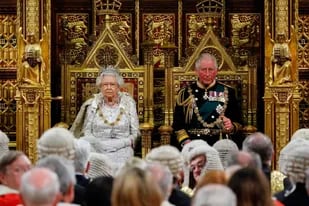 La reina envía a Carlos a una gira debido a cuestiones de salud