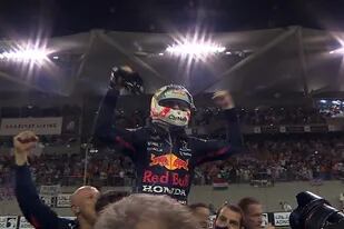 La alegría de Verstappen al finalizar el Gran Premio de Abu Dhabi que le dio el título del mundo