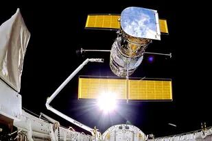 El telescopio Hubble cuando fue desplegado en órbita por un transbordador espacial