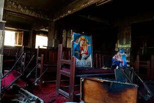 Muebles quemados luego de un incendio dentro de la iglesia copta en El Cairo, Egipto, que dejó al menos 40 muertos, el 14 de agosto de 2022. (Foto AP/Tarek Wajeh)