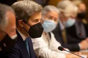 El enviado climático de Estados Unidos John Kerry, segundo por la izquierda, preside su delegación durante una reunión con el ministro egipcio de Exteriores, Sameh Shoukry, en el Ministerio de Exteriores en El Cairo, Egipto, el lunes 21 de febrero de 2022.. (AP Foto/Amr Nabil)