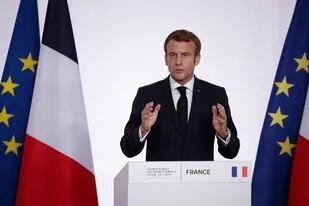 Emmanuel Macron, la semana pasada, frente a las banderas de Francia con un azul más oscuro