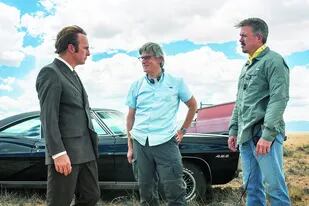 "Era difícil hacer algo después de Breaking Bad", dice Vince Gilligan (der), creador junto con Peter Gould (centro) de la serie con Bob Odenkirk