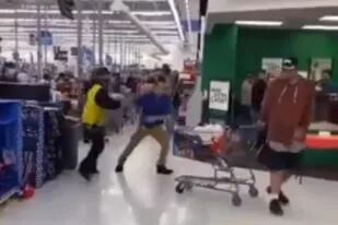 Dos hombres se trenzaron en una fuerte pelea en un supermercado estadounidense