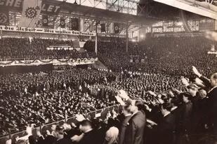 El 10 de abril de 1938, en el Luna Park, cerca de 20.000 nazis cantaron el himno nacional argentino haciendo el tradicional saludo en honor a Hitler (Archivo Luna Park)