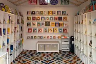 El interior de Los Amigos Books en Berwyn, Illinois. La librería independiente, propiedad de Laura Romani, se enfoca en libros para niños en inglés y español. (Laura Rodríguez-Romaní vía AP)