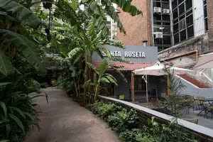 El café secreto que funciona en un edificio de los años 40 del barrio de Belgrano