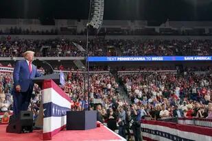 El expresidente Donald Trump frente a simpatizantes republicanos en Wilkes-Barre, Pensilvania. (AP Foto/Mary Altaffer)