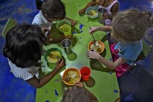 Más de un millón de chicos dejaron de hacer alguna de las comidas diarias por falta de dinero en sus hogares