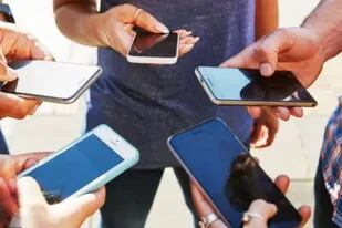 Un estudio sugiere que pasamos alrededor de 5 horas al día pegados a nuestros celulares.
