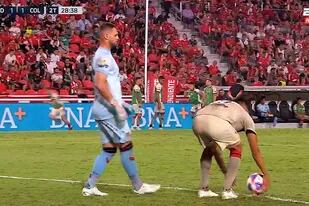 El momento en que Paolo Goltz toma la pelota con la mano; un momento insólito de Independiente-Colón