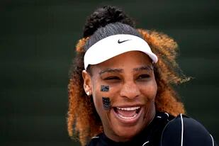Serena Williams sonríe en el All England Lawn Tennis and Croquet Club: vuelve a jugar en Wimbledon