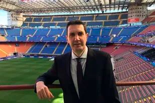 Miguel Simón en el Giuseppe Meazza, de Milán, uno de los grandes estadios del deporte a los que conoció gracias a su trabajo periodístico.