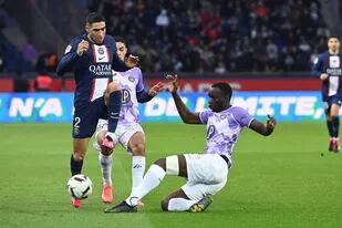 El defensor marroquí Achraf Hakimi, de Paris Saint-Germain, lucha por el balón con el defensor francés Moussa Diarra, de Toulouse