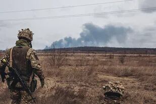 Un soldado del ejercito ucraniano observa el humo de los bombardeos en Irpin, Ucrania