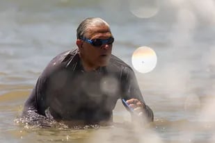 Ricardo López Murphy se mete a nadar mar adentro en Pinamar