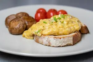 Así se hacen los mejores huevos revueltos del mundo, según un chef experto en el tema