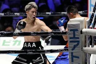 El filipino Nonito Donaire recibe el castigo del japonés Naoya Inoue en la pelea de unificación del título gallo de la AMB, CMB y FIB, en Saitama, Japón, el martes 7 de junoo de 2022. (AP Foto/Hiro Komae)