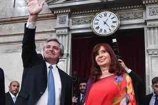 Alberto Fernández saluda, junto a Cristina Kirchner, en el inicio de sesiones parlamentarias
