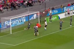 El blooper de la defensa de Emmen terminará en gol de PSV