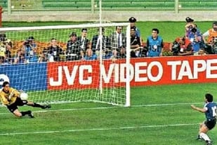 El momento en que Tomislav Ivkovic le desvía el penal a Maradona tras el empate de Argentina con Yugoslavia por el Mundial 90, en Italia; de todas formas, seguiría en carrera el equipo de Carlos Bilardo