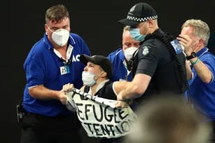Una activista en defensa de los derechos de los refugiados en Australia invadió el court en Melbourne en plena final entre Rafael Nadal y Daniil Medvedev