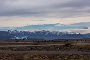 Los aeropuertos patagónicos, como el de Bariloche, se preparan para operar sin inconvenientes durante la temporada invernal, en la que la nieve puede ser un factor de inconvenientes