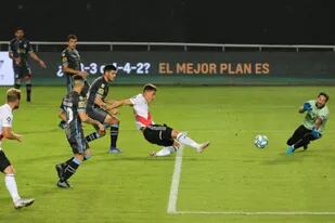 Gol de Girotti para River por la Copa Argentina, frente a Atlético Tucumán; el 9 nunca terminó de convencer del todo a Gallardo