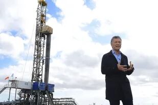 El presidente Mauricio Macri advirtió hoy que "todos pagamos con más inflación y deuda" los subsidios al gas y a la electricidad, en una visita a las instalaciones de YPF en Loma Campana, en la zona de Vaca Muerta, provincia de Neuquén.