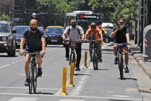 En bicicleta y con barbijos, las nuevas imágenes surgidas durante la pandemia; las bicisendas tuvieron un aumento en el caudal de ciclistas que se volcaron a este medio de transporte