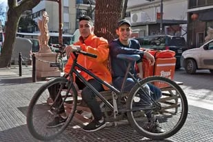 Misael Ubieda y Rafael Romero, dos jóvenes venezolanos que trabajan en Rappi