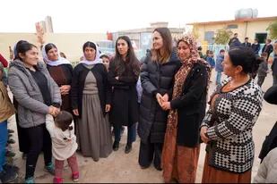 Angelina Jolie junto a Nadia Murad junto con sobrevivientes del genocidio en Irak