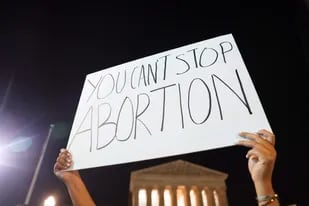 Activistas del aborto se reúnen en el Tribunal Supremo de Estados Unidos en Washington, DC, el 2 de mayo de 2022.