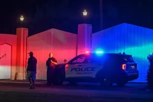 Un patrullero de la policía de Palm Beach se posiciona frente a la residencia de Trump en Palm Beach, el día del allanamiento