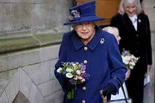 La reina Isabel saló con el bastón en una mano y un ramo de flores en la otra del evento por el centenario de la Royal British Legion