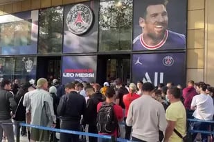 Las filas para comprar la camiseta de Messi en la tienda de PSG
