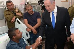 Netanyahu visitó ayer a uno de los heridos durante los choques en la frontera con la Franja de Gaza