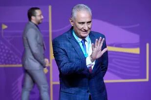El técnico de Brasil Tite gesticula previo al sorteo de la Copa Mundial en Doha, Qatar, el 1 de abril de 2022. (AP Foto/Darko Bandic)