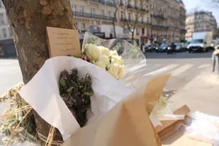 Flores y mensajes en la zona donde asesinaron a Federico Martín Aramburú en París: "Te extrañaremos"
