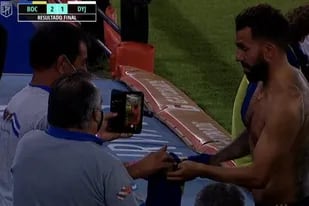 Luego del partido, Carlos Tevez le obsequió su camiseta a un ex combatiente de Malvinas