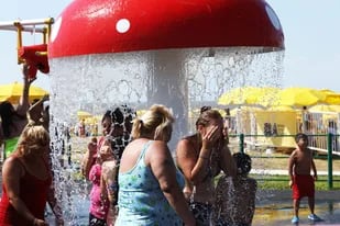 En el Parque de los niños la gente hacia colas para mojarse en los diversos aparatos disponibles