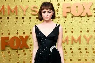 Maisie Williams, de Game of Thrones, llegó a la alfombra roja de los Emmy segura que será una gran noche para la ficción de HBO