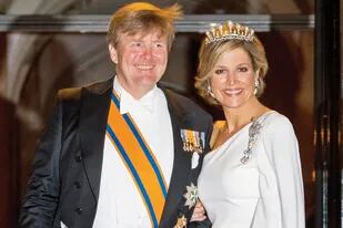 El 30 de abril, Guillermo Alejandro y Máxima van a cumplir seis años en el trono. Hace días, en el palacio de Ámsterdam, con “traje de novia” y corona, la reina renovó su romance con el pueblo holandés durante la tradicional cena de gala en honor al cuerpo diplomático.