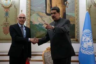 Nicolás Maduro saluda al Alto Comisionado de la ONU para los Derechos Humanos, Volker Türk, en el Palacio Miraflores, en Caracas. (AP/Ariana Cubillos)