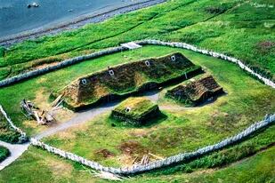 Reconstrucción del asentamiento vikingo de L'Anse aux Meadows, en el nordeste de Canadá; el sitio es Patrimonio de la Humanidad