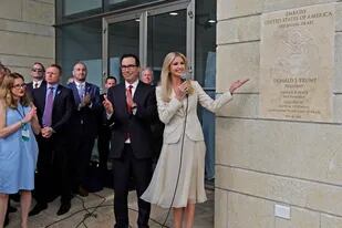 Ivanka Trump inaugura, junto con Steve Mnuchin, la nueva embajada