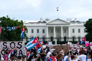 Manifestantes protestan contra el gobierno de Cuba durante una marcha frente a la Casa Blanca, el sábado 17 de julio de 2021, en Washington. (AP Foto/José Luis Magaña)